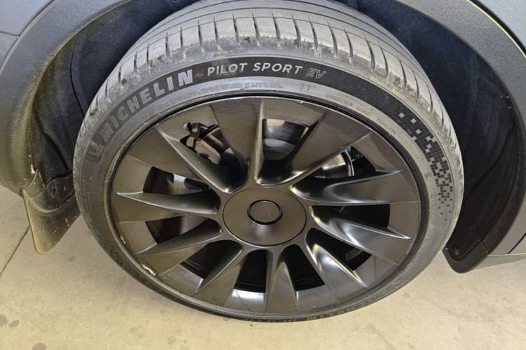 Used Tesla Model Y 2021 Long-Range All-Wheel-Drive Version 3D7 Right Rear Wheel Hub