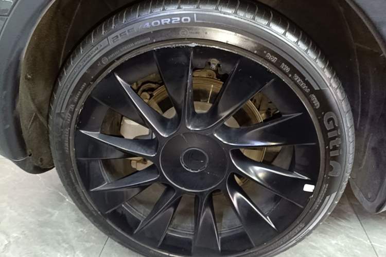 Used Tesla Model Y 2021 Long-Range All-Wheel-Drive Version Right Rear Wheel Hub