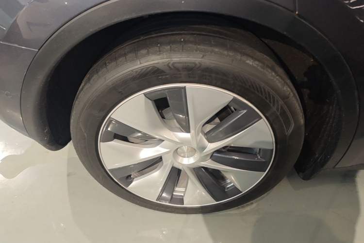 Used Tesla Model Y 2021 Long-Range All-Wheel-Drive Version Right Rear Wheel Hub