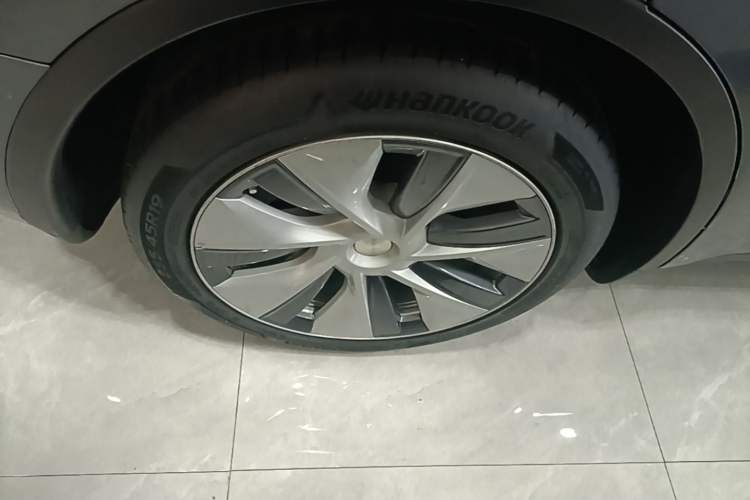 Used Tesla Model Y 2021 Long-Range All-Wheel-Drive Version Right Rear Wheel Hub