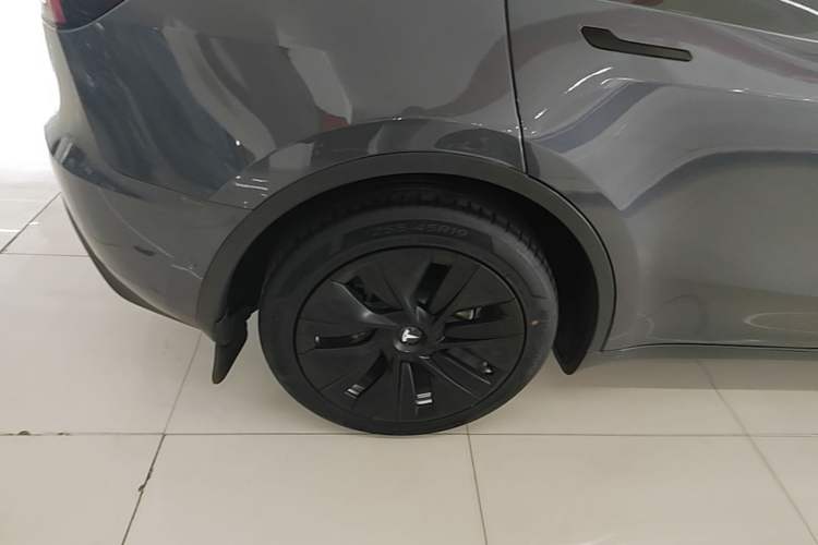Used Tesla Model Y 2021 Long-Range All-Wheel-Drive Version 3D7 Right Rear Wheel Hub