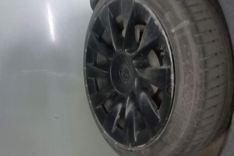 Used Tesla Model Y 2021 Standard Range Rear-Wheel Drive Version Right Rear Wheel Hub