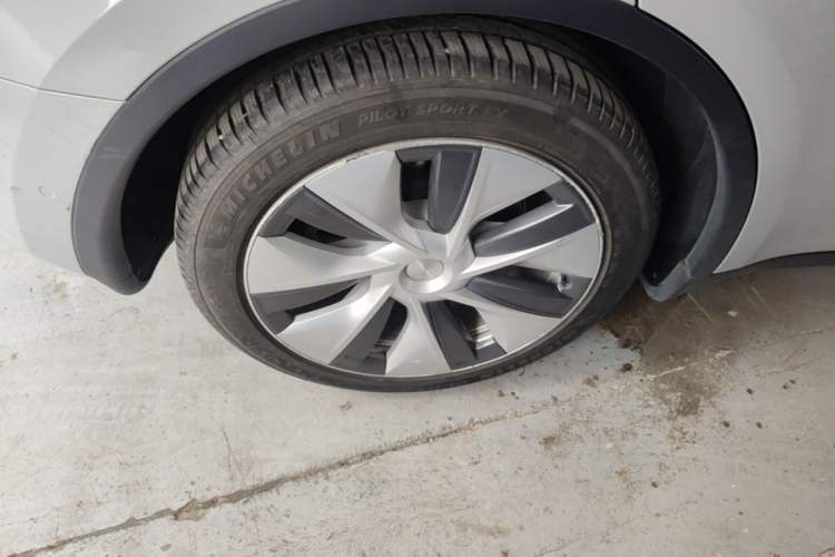 Used Tesla Model Y 2021 Standard Range Rear-Wheel Drive Version Right Rear Wheel Hub