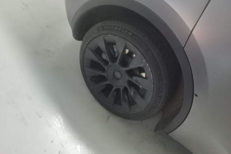 Used Tesla Model Y 2021 Standard Range Rear-Wheel Drive Version Right Rear Wheel Hub