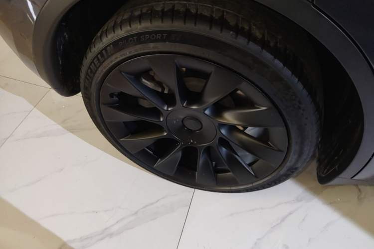 Used Tesla Model Y 2021 Long-Range All-Wheel-Drive Version 3D7 Right Rear Wheel Hub