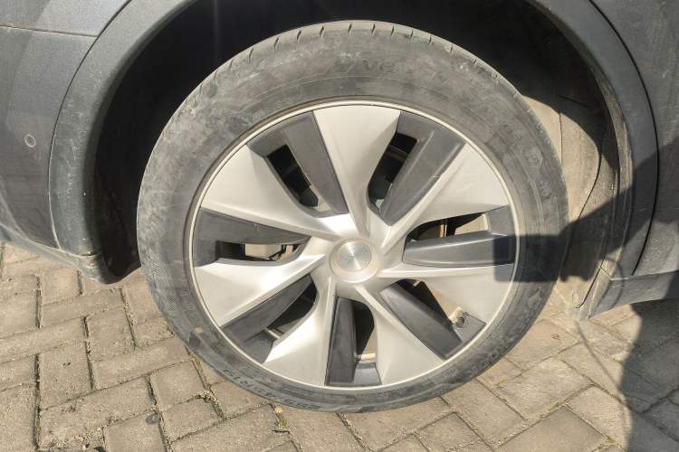 Used Tesla Model Y 2021 Long-Range All-Wheel-Drive Version 3D7 Right Rear Wheel Hub