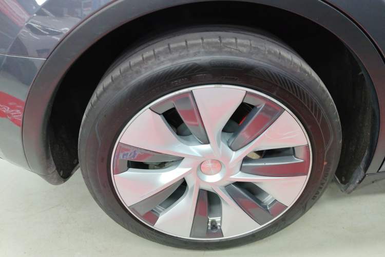 Used Tesla Model Y 2021 Standard Range Rear-Wheel Drive Version Right Rear Wheel Hub