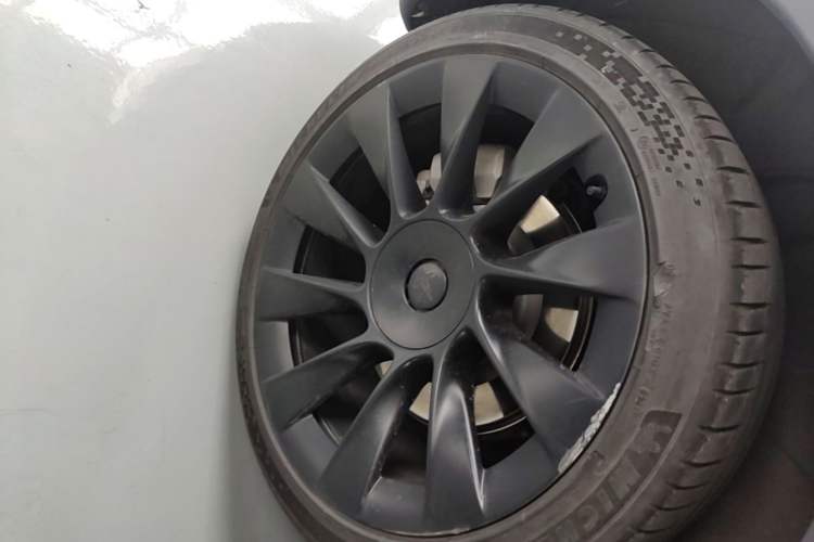 Used Tesla Model Y 2021 Long-Range All-Wheel-Drive Version Right Rear Wheel Hub