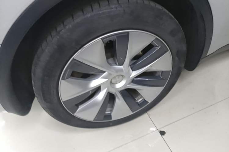 Used Tesla Model Y 2021 Standard Range Rear-Wheel Drive Version Right Rear Wheel Hub