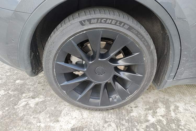 Used Tesla Model Y 2021 Long-Range All-Wheel-Drive Version Right Rear Wheel Hub
