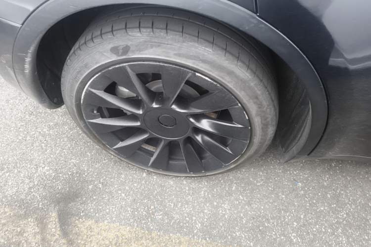 Used Tesla Model Y 2021 Long-Range All-Wheel-Drive Version Right Rear Wheel Hub