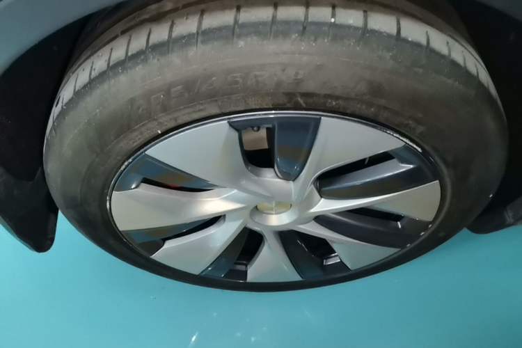 Used Tesla Model Y 2021 Standard Range Rear-Wheel Drive Version Right Rear Wheel Hub