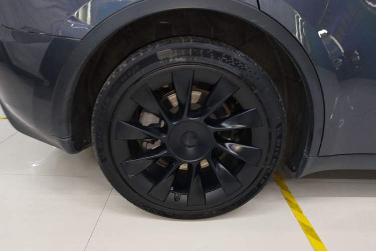 Used Tesla Model Y 2021 Long-Range All-Wheel-Drive Version Right Rear Wheel Hub