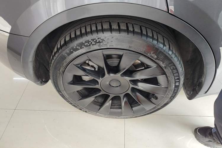 Used Tesla Model Y 2021 Long-Range All-Wheel-Drive Version Right Rear Wheel Hub