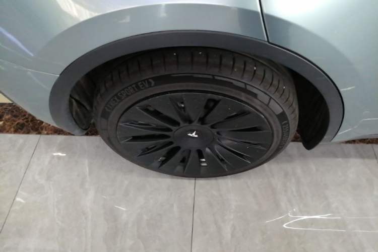 Used Tesla Model Y 2021 Standard Range Rear-Wheel Drive Version Right Rear Wheel Hub