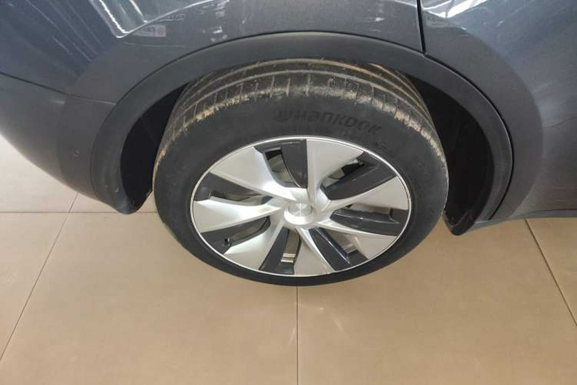 Used Tesla Model Y 2021 Long-Range All-Wheel-Drive Version Right Rear Wheel Hub