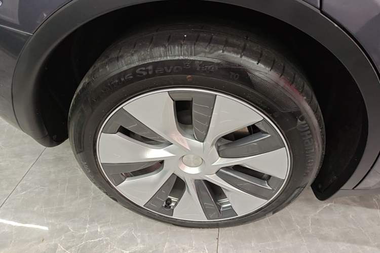 Used Tesla Model Y 2021 Standard Range Rear-Wheel Drive Version Right Rear Wheel Hub