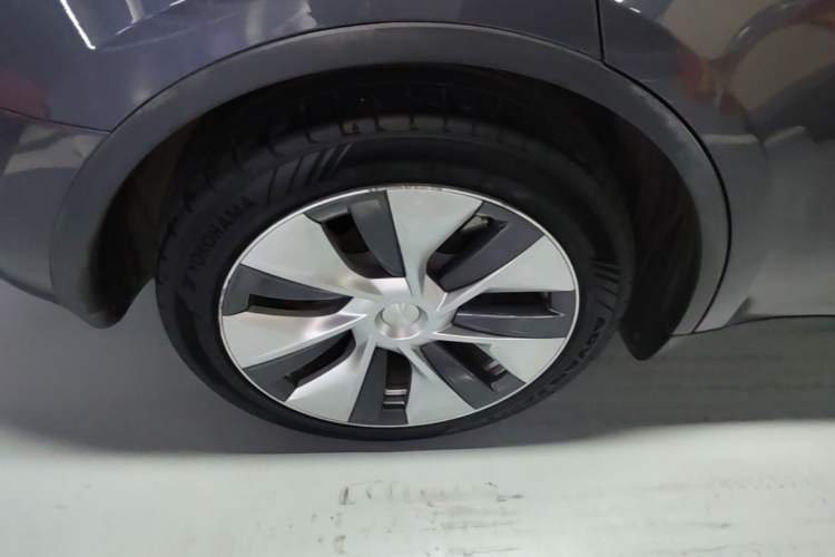 Used Tesla Model Y 2021 Standard Range Rear-Wheel Drive Version Right Rear Wheel Hub
