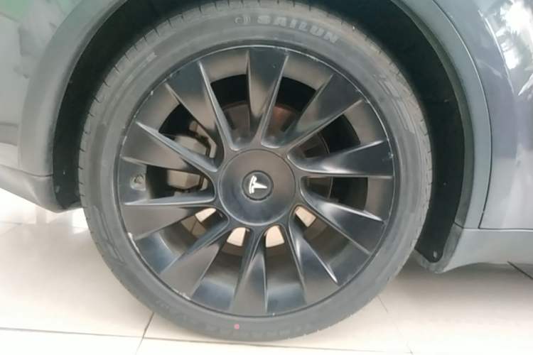 Used Tesla Model Y 2021 Long-Range All-Wheel-Drive Version Right Rear Wheel Hub