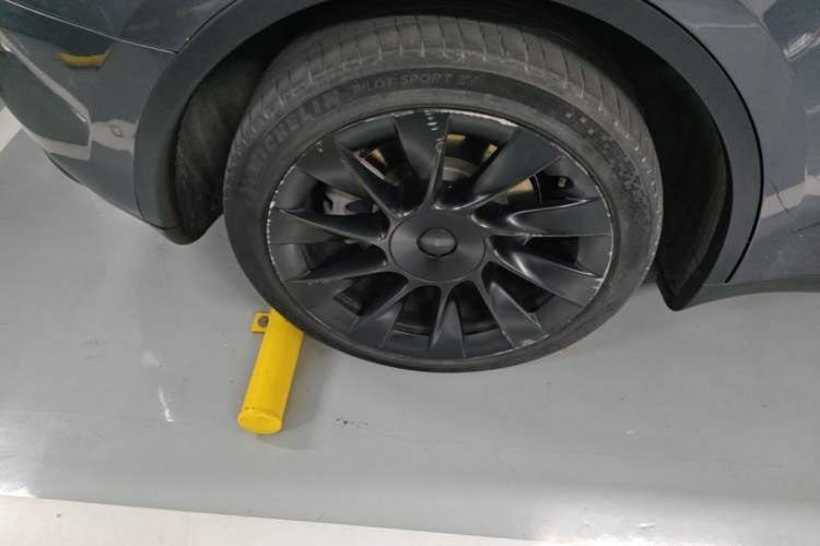 Used Tesla Model Y 2021 Long-Range All-Wheel-Drive Version Right Rear Wheel Hub