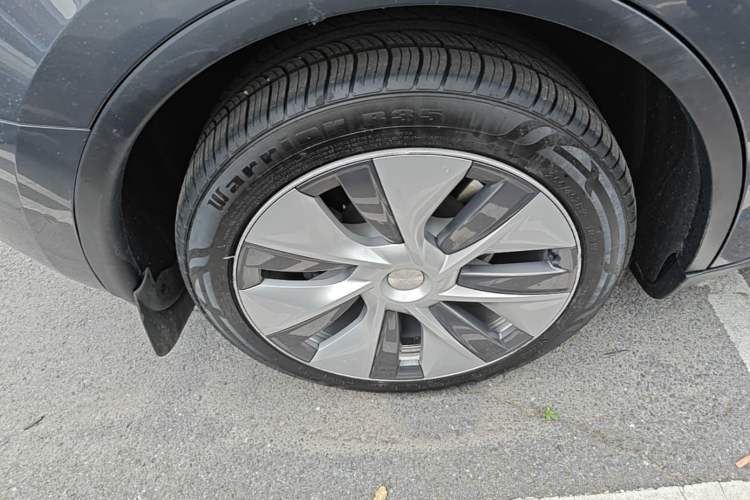 Used Tesla Model Y 2021 Standard Range Rear-Wheel Drive Version Right Rear Wheel Hub