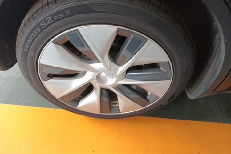 Used Tesla Model Y 2021 Long-Range All-Wheel-Drive Version Right Rear Wheel Hub