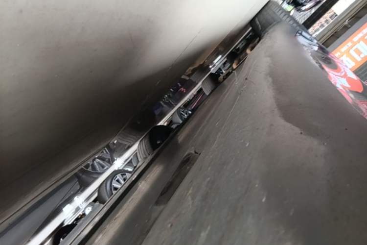Used Tesla Model Y 2021 Long-Range All-Wheel-Drive Version Right Side Sill