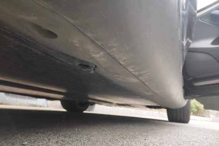 Used Tesla Model Y 2021 Long-Range All-Wheel-Drive Version Right Side Sill