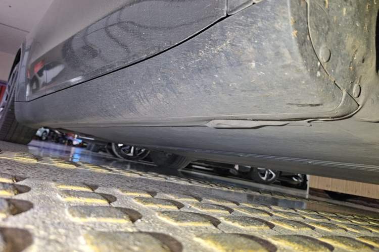 Used Tesla Model Y 2021 Standard Range Rear-Wheel Drive Version Right Side Sill