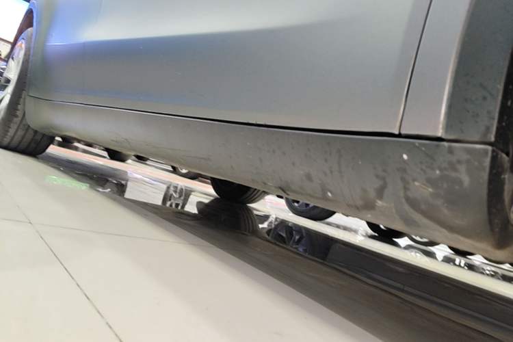 Used Tesla Model Y 2021 Long-Range All-Wheel-Drive Version 3D7 Right Side Sill