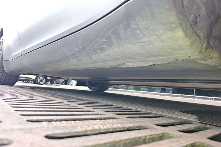 Used Tesla Model Y 2021 Standard Range Rear-Wheel Drive Version Right Side Sill