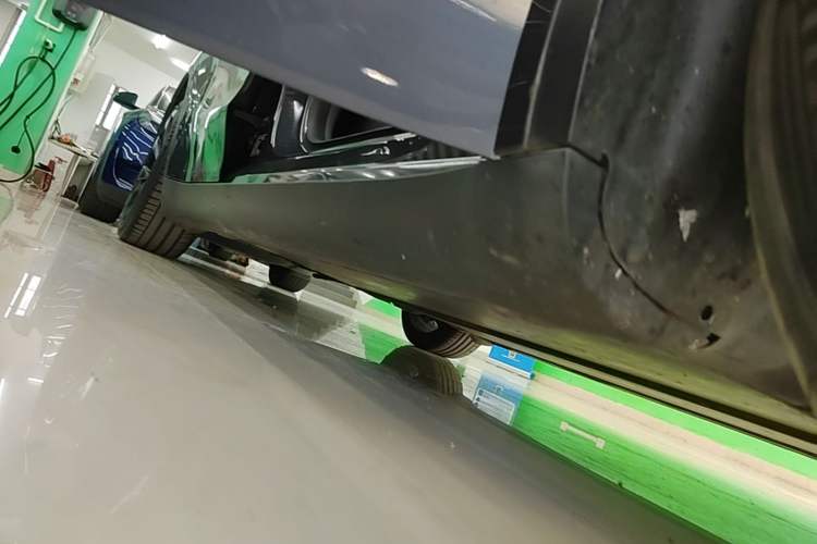 Used Tesla Model Y 2021 Long-Range All-Wheel-Drive Version Right Side Sill