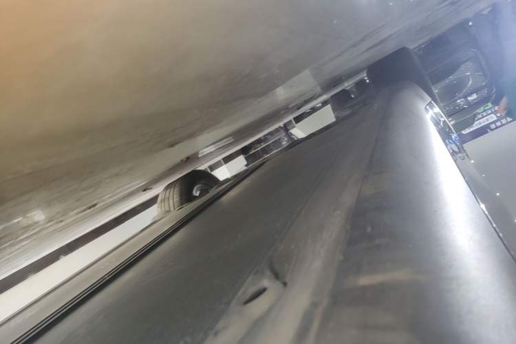 Used Tesla Model Y 2021 Standard Range Rear-Wheel Drive Version Right Side Sill
