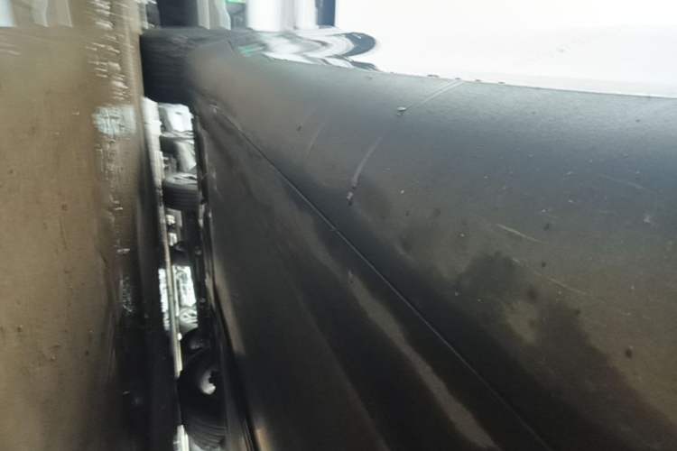 Used Tesla Model Y 2021 Long-Range All-Wheel-Drive Version 3D7 Right Side Sill