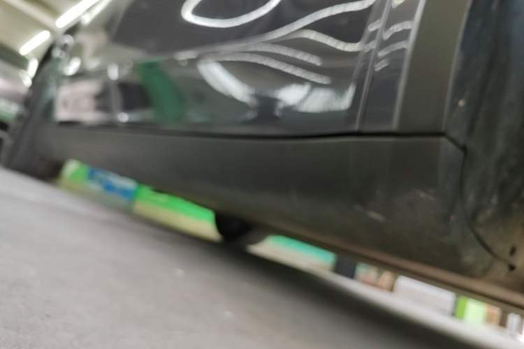 Used Tesla Model Y 2021 Long-Range All-Wheel-Drive Version Right Side Sill