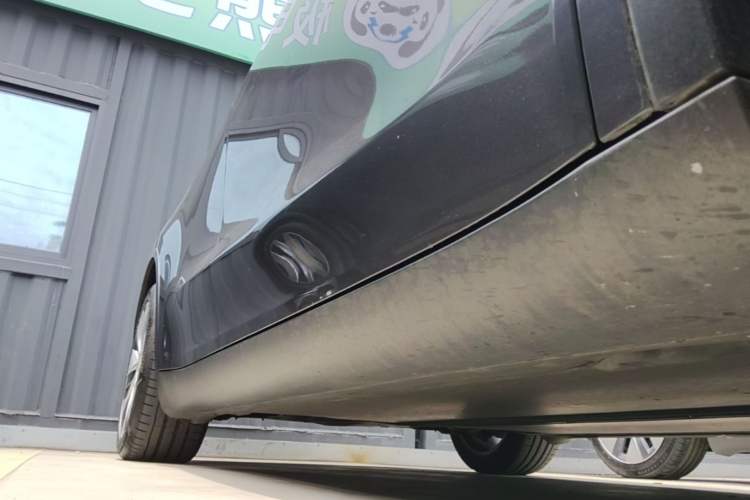 Used Tesla Model Y 2021 Long-Range All-Wheel-Drive Version Right Side Sill