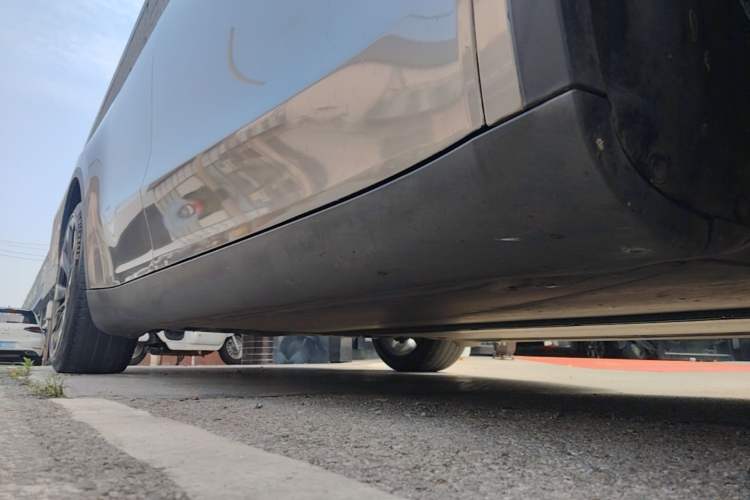 Used Tesla Model Y 2021 Standard Range Rear-Wheel Drive Version Right Side Sill