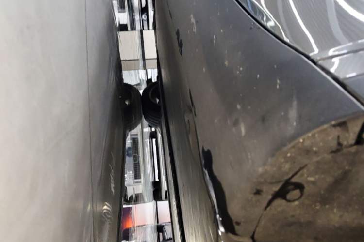 Used Tesla Model Y 2021 Revised Version 2 Long-Range All-Wheel-Drive Edition Right Side Sill
