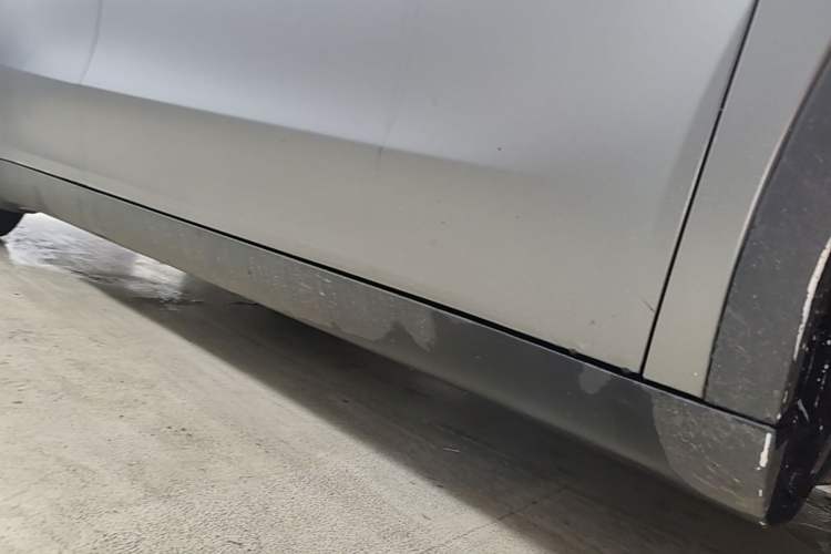 Used Tesla Model Y 2021 Standard Range Rear-Wheel Drive Version Right Side Sill