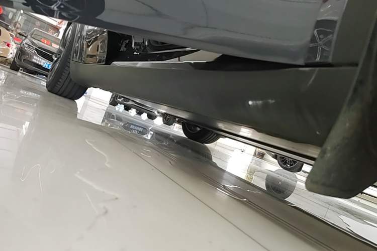 Used Tesla Model Y 2021 Long-Range All-Wheel-Drive Version 3D7 Right Side Sill