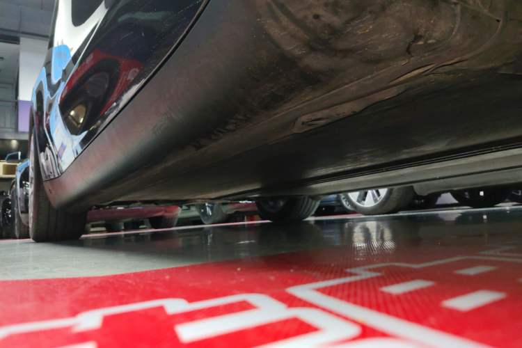 Used Tesla Model Y 2021 Standard Range Rear-Wheel Drive Version Right Side Sill