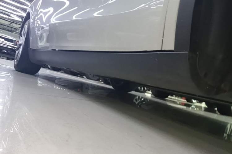 Used Tesla Model Y 2021 Standard Range Rear-Wheel Drive Version Right Side Sill