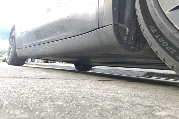 Used Tesla Model Y 2021 Long-Range All-Wheel-Drive Version Right Side Sill