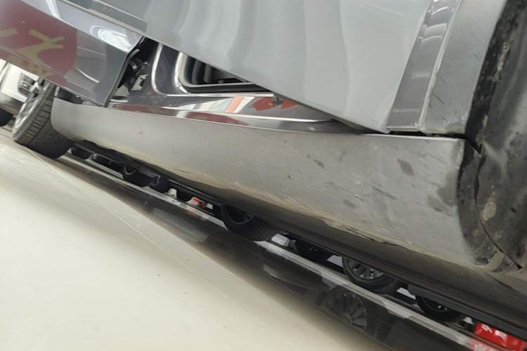 Used Tesla Model Y 2021 Long-Range All-Wheel-Drive Version Right Side Sill