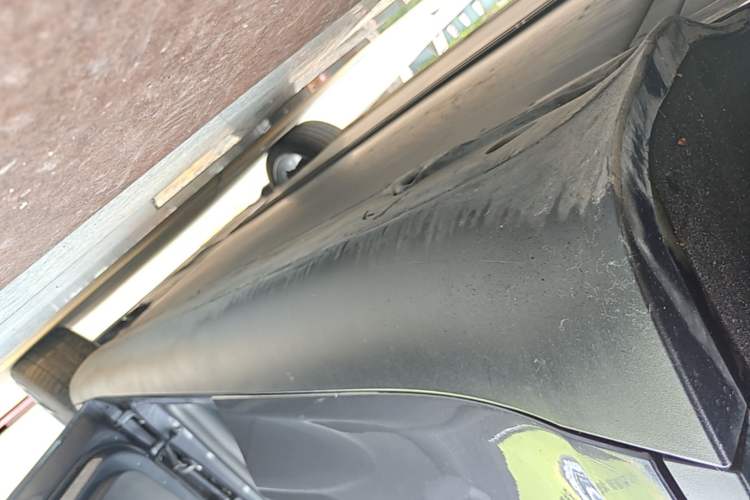 Used Tesla Model Y 2021 Long-Range All-Wheel-Drive Version 3D7 Right Side Sill