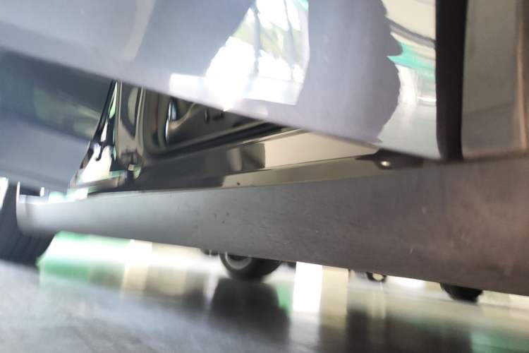 Used Tesla Model Y 2021 Standard Range Rear-Wheel Drive Version Right Side Sill
