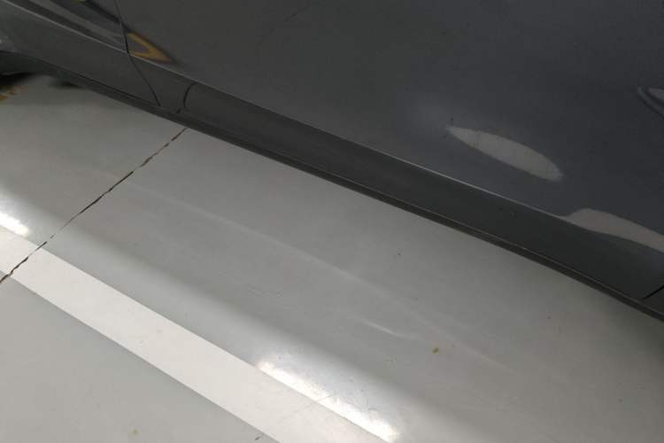 Used Tesla Model Y 2021 Long-Range All-Wheel-Drive Version Right Side Sill