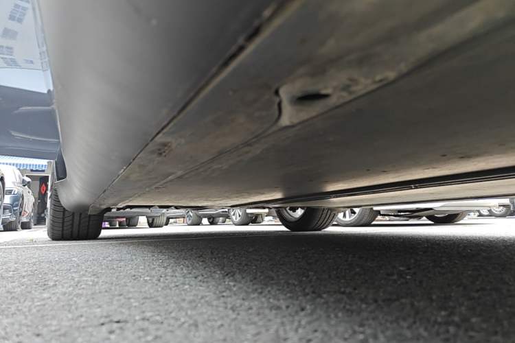 Used Tesla Model Y 2021 Standard Range Rear-Wheel Drive Version Right Side Sill