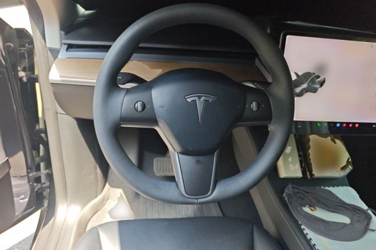 Used Tesla Model Y 2021 Long-Range All-Wheel-Drive Version Steering Wheel