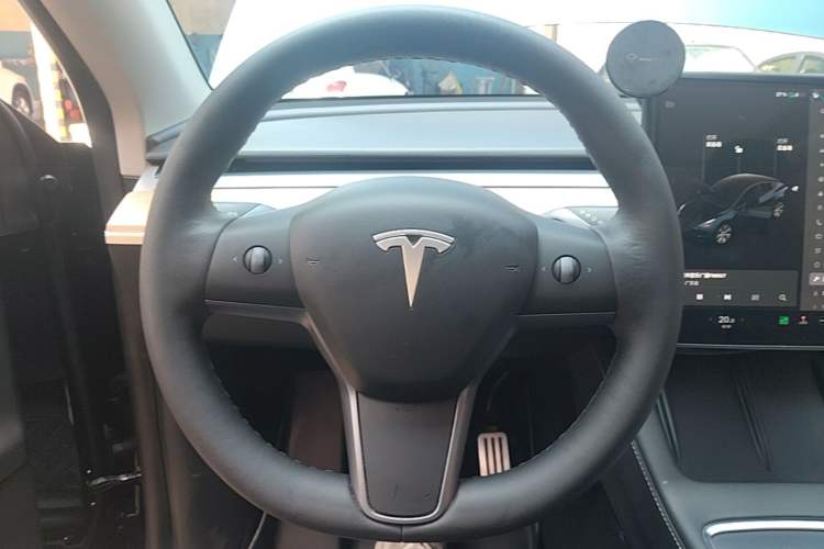 Used Tesla Model Y 2021 Standard Range Rear-Wheel Drive Version Steering Wheel